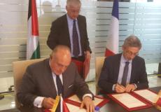 وزير المالية لدى توقيعه اتفاقية مع القنصل الفرنسي لدعم الموازنة