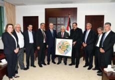 الرئيس يتسلم النسخة الجديدة من المنهاج الفلسطيني