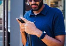 السوار يصدر اهتزازات لدى الاقتراب من الأجسام