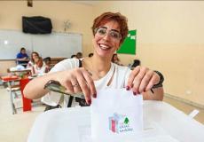مواطنة لبنانية تشارك في الانتخابات البرلمانية في لبنان