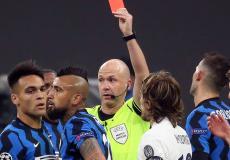 لحظة طرد فيدال أمام ريال مدريد