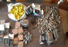 جانب من المفرقعات التي ضبتها طواقم وزارة الاقتصاد