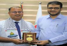 وكيل وزارة الصحة بغزة يوسف أبو الريش مع أحد الكوادر الصحية