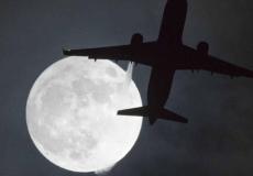 القمر الثلجي العملاق 