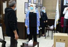 غنام تسلم مريضاً من غزة جهاز توليد أكسجين اصطناعي