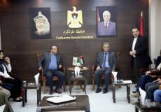 محافظ طولكرم خلال الاعلان