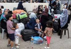 مسافرون على معبر رفح أمس