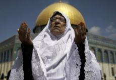 سيدة فلسطينية تصلي في الأقصى