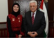 الرئيس محمود عباس والمعلمة حنان الحروب
