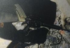 سلاح تدعي الأجهزة الإسرائيلية ضبطه بحوزة المعتقلين