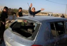 مستوطنون يرشقون مركبات المواطنين بالحجارة