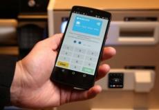 تسمح التقنية الجديدة لعملاء باركليز بإجراء عمليات السحب عن طريق الهاتف الذكي