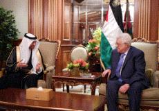 الرئيس محمود عباس، أثناء لقاء أمين عام منظمة المؤتمر الاسلامي يوسف بن أحمد العثيمين.