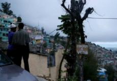 يعيش عدد كبير من سكان هايتي في أكواخ هشة أمام خطر الفيضانات. تقول اللافتة "منزل للبيع"