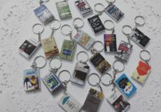 شقيقتان بغزة تحولّان أغلفة الكتب لميداليات وقلائد