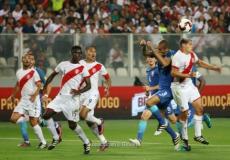 جانب من مباراة البيرو والبرازيل