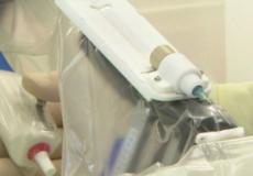 أبرة رفيعة مثبتة في الروبوت ويجرى تحريكها داخل العين باستخدام عصا تحكم تعمل بمحركات صغيرة