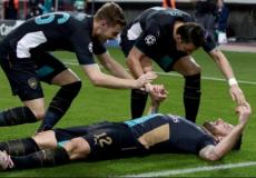 لاعبو آرسنال يحتفلون بأحد الأهداف