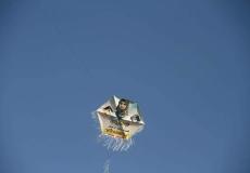 طائرة ورقية اطلقت من غزة وتحمل صورة الشهيدة رزان النجار