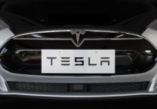 سيارة تيسلا تتزود بالكهرباء من إحدى المحطات