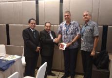 محافظ سلطة النقد  يلتقي بمسؤولي المؤسسات المالية والمصرفية الدولية في أندونيسيا