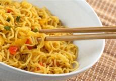 تناول النودلز المصنع 