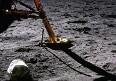 أول صورة على سطح القمر