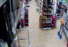 رجل يستخدم لوح التزلج