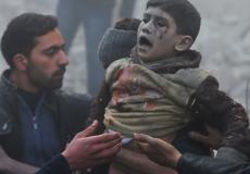 انتشال  طفل سوري  من بين الأنقاض