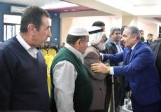 اشتية يقدم واجب العزاء بالشهيد حمايل