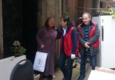 اللجنة السياسية لمنظمة التحرير توزع المعقمات على سكان مخيم اليرموك بدمشق