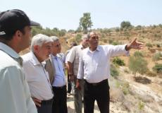 وزير الزراعة يتفقد المشاريع الزراعية في جنين