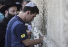 النجم الأرجنتيني ليونيل ميسي عند حائط البراق في القدس (أ ف ب)