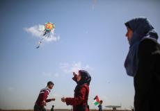 فتاة فلسطينية تطلق طائرة ورقية على حدود غزة  - إلاشيفية -