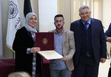 جامعة القدس تسلم شهادات لمستفيدي منحة حماد الحرازين