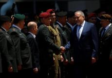 أفيغدور ليبرمان يصافح جنرالات بالجيش أثناء حفل ترحيبي بوزارة الأمن