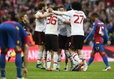 لاعبو مانشستر يونايتد يحتفلون بالفوز 