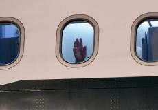 يصر مضيفو الطيران على إبقاء نوافذ الطائرة مفتوحة