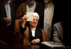 رفسنجاني أثناء إعلان ترشحه للبرلمان (وكالات)