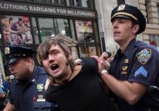 الشرطة الأميريكية تعتقل أحد المتظاهرين" تعبيرية"