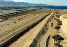 جانب من عمليات بناء الجيش الإسرائيلى جدار مع الأردن