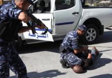 الشرطة تلقي القبض على شخص - ارشيف