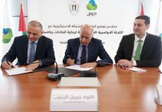 الرجوب خلال توقيع الاتفاقية