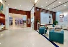 شاهد إعلان عيادة تجميل للرجال بالإمارات يثير الجدل  