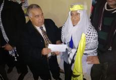 محافظ خانيونس يكرم الحاجة ام نواف الجرف