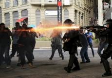 شرطة مكافحة الشغب البرازيلية تطلق الغاز المسيل للدموع لتفريق احتجاج ساو باولو