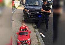 شرطي مرور يحرر مخالفة لطفل في الولايات المتحدة الأميركية