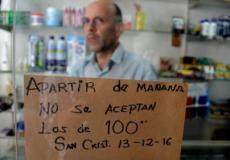 تنتشر في المحال التجارية في فنزويلا لافتات تحذر من أن الورقة النقدية فئة 100 بوليفار سوف يتوقف التعامل بها