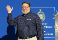 ريموند توملينسون توفي عن عمر 74 عاما