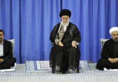 المرشد الايراني علي خامنئي والى يمينه الرئيس السابق محمود احمدي نجاد والى يساره الرئيس الحالي حسن روحاني